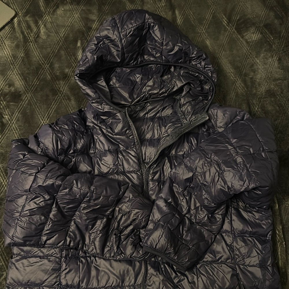 Dark blue puffer jacket!! size large, zipper works great and in great condition.